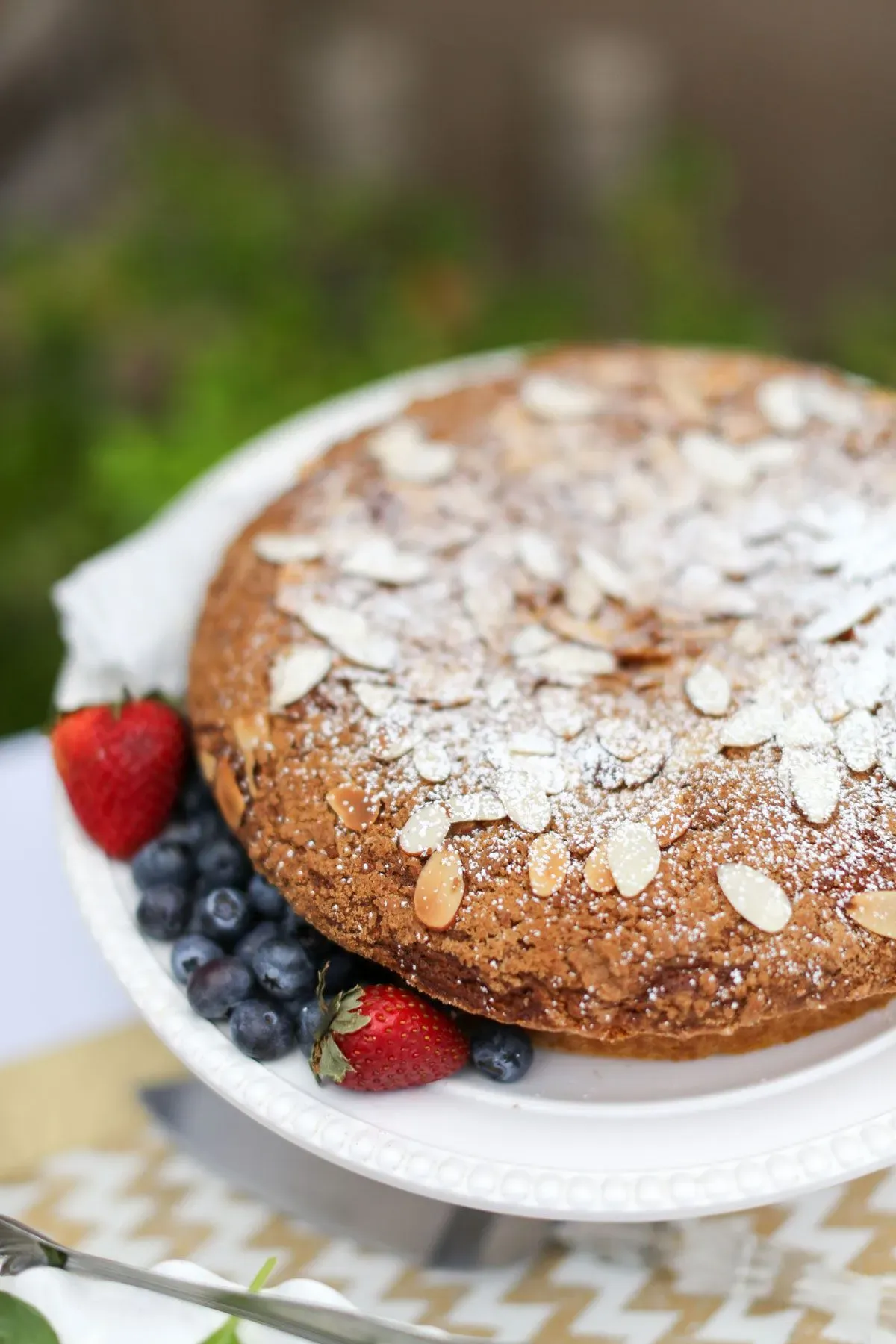 Crave-Worthy Almond Sour Cream Coffee Cake Recipe