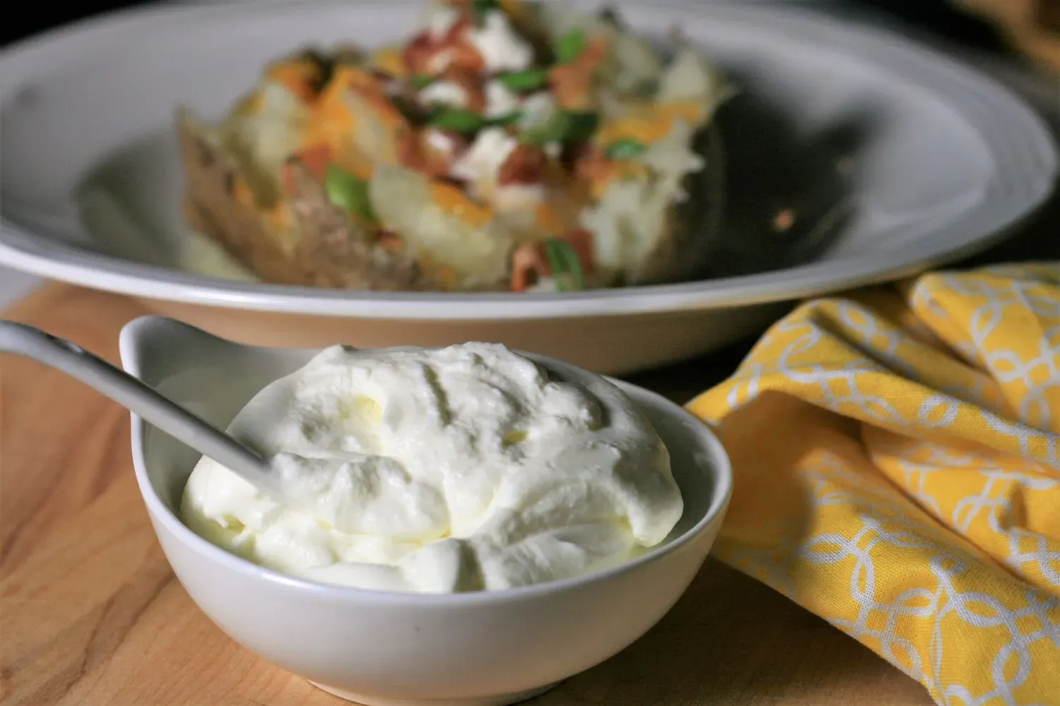 Sour Cream How to Make: The Simple Mixing and Waiting Process